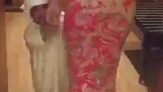 عاهرة صغيرة تأخذ قضيب القزم في طيزها وفرجها