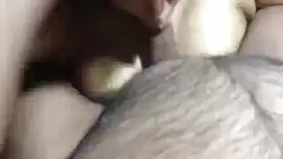 إباحية خنوع صريحة: الزوجة تبتلع سائل الرجل الخليجي