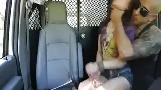 مراهقة تأخذه بقوة في السيارة مقطع xxx