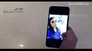 ممرضة وقحة تظهر ثدييها الكبيرين لرجل عجوز فاسد