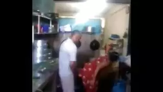 رجل عجوز يأخذ زوجة ابنه لجنس خشن في المطبخ