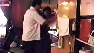 طبيب قذر يملأ فم ومهبلة المريضة في مشهد صريح في العيادة