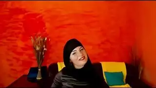 تركي محجبة تتفجر شبقاً في عرض كام إباحي