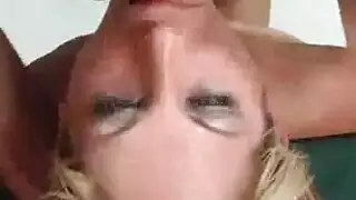 فتاة صغيرة تستمتع بقضيبها النابض في جلسة فردية