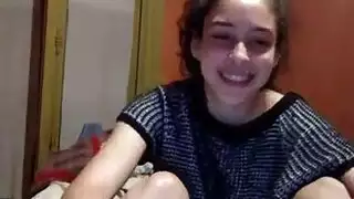 فيديو استمناء إباحي: فتاة سمراء ساخنة تمارس الجنس مع نفسها بلعبة