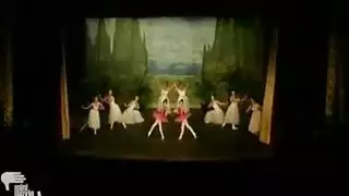 الراقصة الساخنة تدعو أصدقاءها لممارسة أحلامهم الجنسية على أرض الواقع