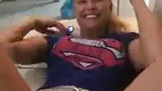 لقطات تجسس إباحية عنيفة: عاهرة سمراء تستمتع بالعاب ورياضات مائية