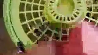 سراويل وردية، شفاه حمراء، طلاء أظافر أحمر لعاهرة