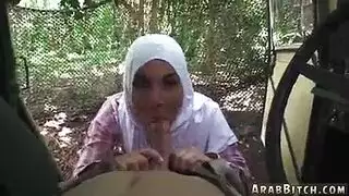 محجبة عارية تُقَفَّش وتُنكح في مشهد سيارة ساخن