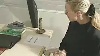 سكس ثلاثي ساخن ينتهي بقذف فوضوي على شقراء