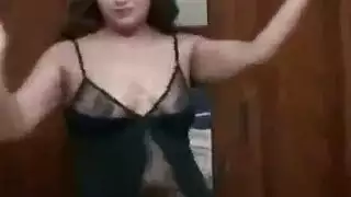 إغراء مصري في غرفة النوم: فتاة تعبث بمفردها بشهوة في الخصوصية