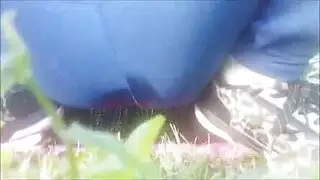 بورن في الحديقة العامة: فلاش التبول والكس للزوجين الأجنبيين المشاغبين