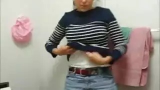 فتاة متلهفة تخلع ملابسها وتدخل أصابعها في كسها المبلول بقوة