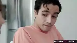 زوجان شابان في فيلم إباحي صريح لركوب الكرسي