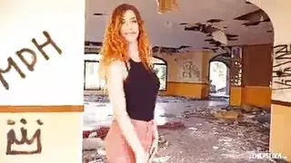 عاهرة زنجية صغيرة تتعرض لإيلاج مزدوج