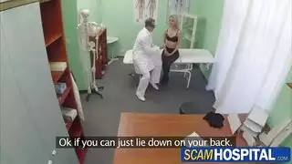 شقراء مثارة تأخذ جنساً مزدوجاً صباحاً بمهارة