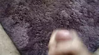 تدليك قضيب مشعر حتى هزة جماع متفجرة تُبلل السجاد