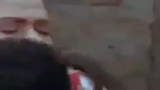 لوسي الحارة المشتعلة: عصر أثداء مكثف ووضعية الكلب في الكوخ