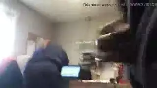 سكس رجل يدعك زبه في كس امراه من بره ثم يقظف عليه من الخارج