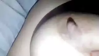 مصرية ساخنة تمارس العادة السرية بجانب رجل شاخر