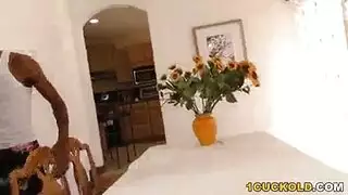 الترجمة: الزوجة العاهرة تمارس الجنس مع فحل أسود ذو قضيب كبير أمام زوجها الخوول