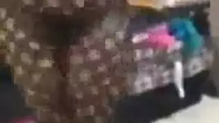 امرأة عربية ممتلئة الجسد ترقص لمشهد إباحي بفستان ضيق