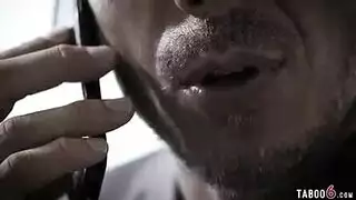 جليسة الأطفال المراهقة تأخذ زب الأب الضخم في مشهد إباحي صريح