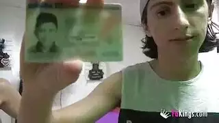 فتاة كبيرة الثدي تستمتع بالجماع مع شاب نحيف بقضيب غليظ