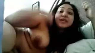 مراهقة عربية مثيرة تتكلم بكلام فاحش وتظهر كل شيء على ويبكام
