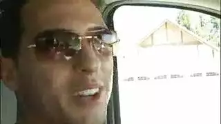 صقارة ساخنة تأخذ قضيبًا كبيرًا في مهبلها الضيق