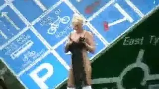 كارينا كابور في علاقة ثلاثية خشنه مباشرة