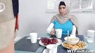 عاهرتان مثارتان ذات ثدي ضخم تتوسلان لممارسة جنس جماعي ثلاثي