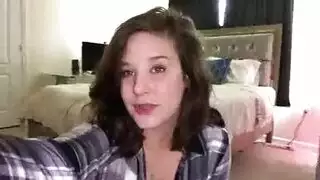 هي تريد قضيبه عميقاً في مهبلها الرطب