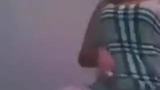 عاهرة عربية جامحة تصرخ طالبة قضبان كبيرة وتفتح كسها