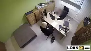 عاهرة شقراء تدوس بالكعب العالي أثناء جنس قوي على المكتب