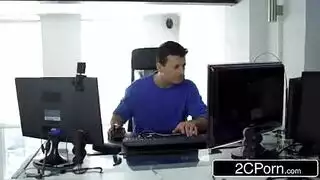 الفتاة الممتلئة لا تمل من ذلك القضيب الصلب الضخم