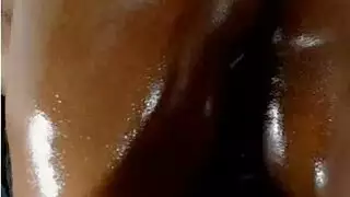 مشهد إباحي: آسيويات بزرعات ضخمة وفتحات وردية مبللة