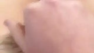 فتاة الزنجبيل قصيرة الشعر تنتشر بوسها الوردي بينما مشعرات بوسها مبلل