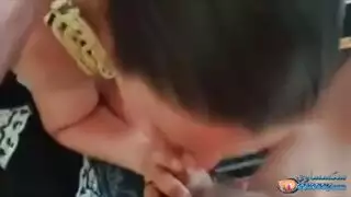 فيلم إباحي: امرأة ممتلئة الجسم تمص وتلعق انتصابًا هائلاً