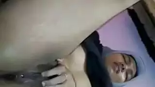 عاهرة مصرية محجبة تمتلئ بالسائل المنوي من قبل غرباء في الحافلة