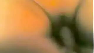 الفتاة الساخنة أنجي تأخذ قضيبًا صلبًا بعمق في فتحتها الضيقة