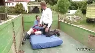 كوجر ألمانية ممتلئة الجسم تُحرث من قبل مزارع ريفي في الحقل