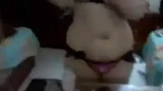 عاهرة وحيدة تتوسل لسكس عنيف وقاسي