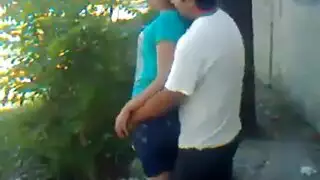 نيك سريع علني: مراهق يضرب طيزها في الحديقة