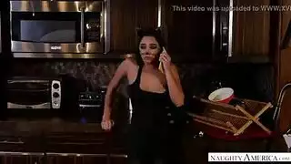 رقعة صغيرة من الشعر على فرجها المحلوق – جنس ساخن