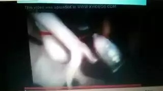 سائق توصيل أكبر سناً يأخذ قضيبين في وقت واحد