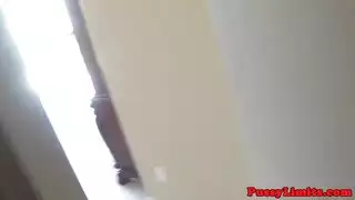 قضيب أسمر كبير يملأه دسار أرجواني مهتز من الخلف