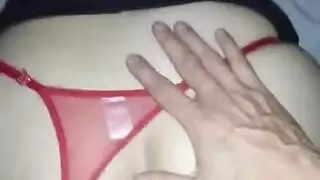 أم ناضجة مشحمة في جوارب تركب القضيب بمهارة