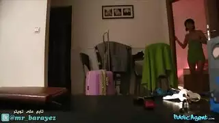 يركب موز مصعد
