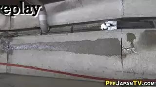 العاهرة الآسيوية الصغيرة تفتح ساقيها للكاميرا